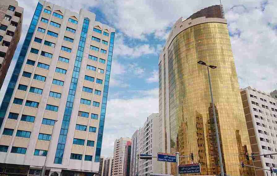Abu dhabi authorities gear up to decongest accommodations the city; clampdown on unauthorized spaces and solution for affordable housing is the top priority 10 Abu dhabi, uae - march 19, 2023: skyscrapers of abu dhabi city skyline with beautiful clouds